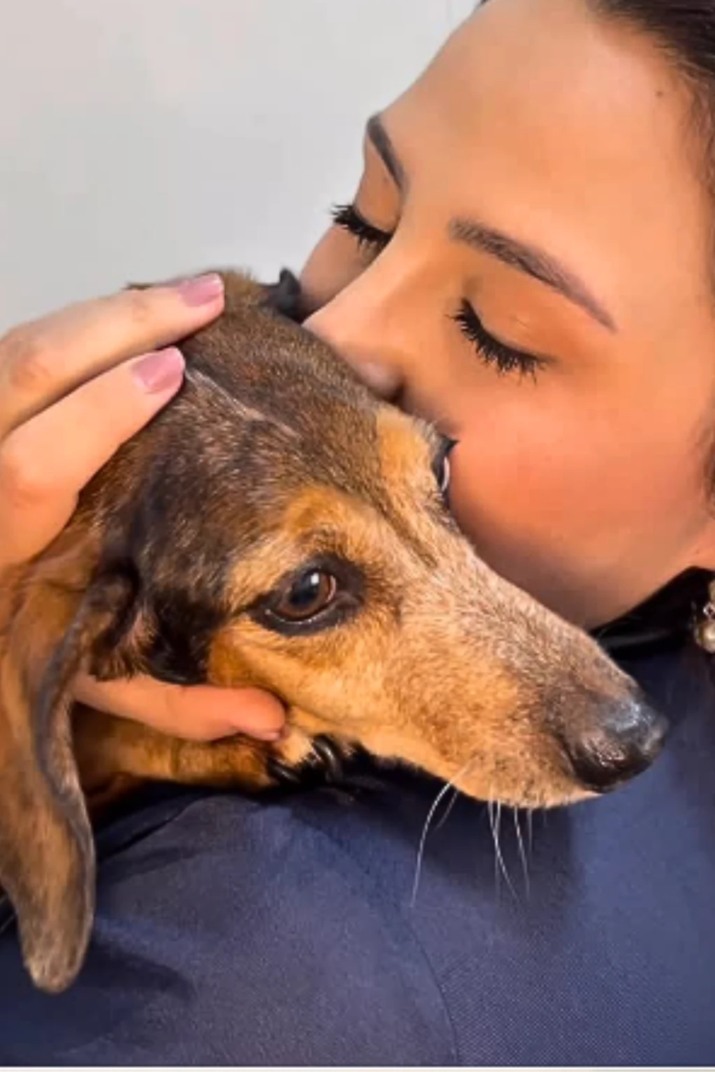 Tutora abracando cachorro em momento de carinho